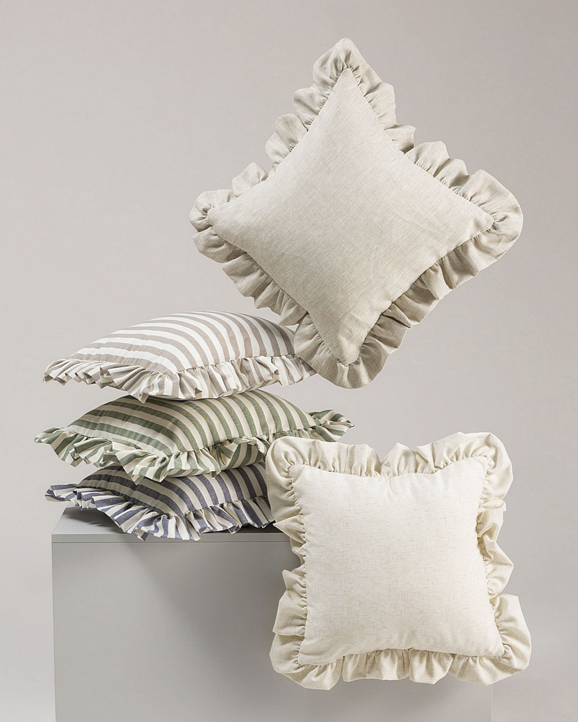 Kussenhoes Charlotte 45x45 cm met ruche kleur product beige stof halftransparant (hover)
