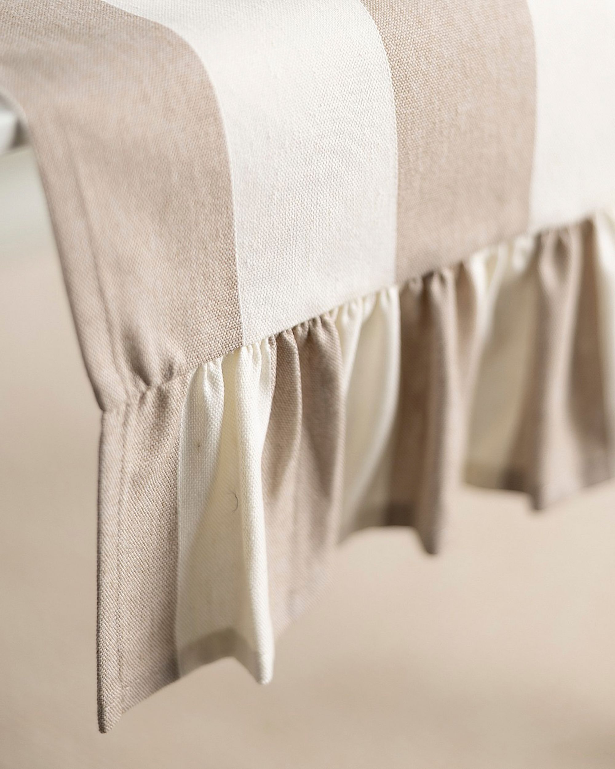 Tafelloper met ruches 40x160 cm kleur product beige stof met patroon (hover)